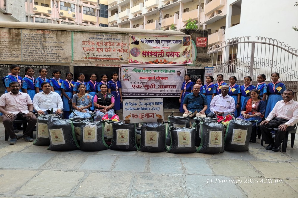 चिमुकल्यांनी केले निराधारांसाठी धान्य संकलन ;जैन गुरुकुलात 